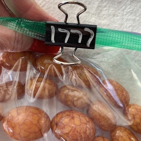 Vintage graduated large chunky beads crackle finish acrylic extra long statement - Picture 6 of 6